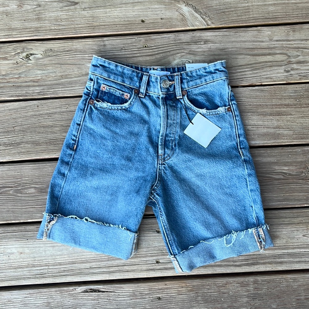NWT Zara button fly distressed denim shorts, size 0